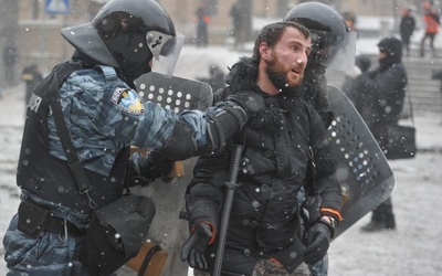 Duchowni rozdzielali demonstrantów i Berkut