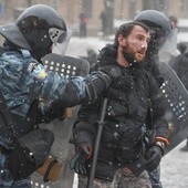 Duchowni rozdzielali demonstrantów i Berkut