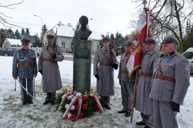 Przy pomniku Tomasza Kolbego grupy rekonstrukcji historycznej z Ciechanowa zaciągnęły wartę honorową