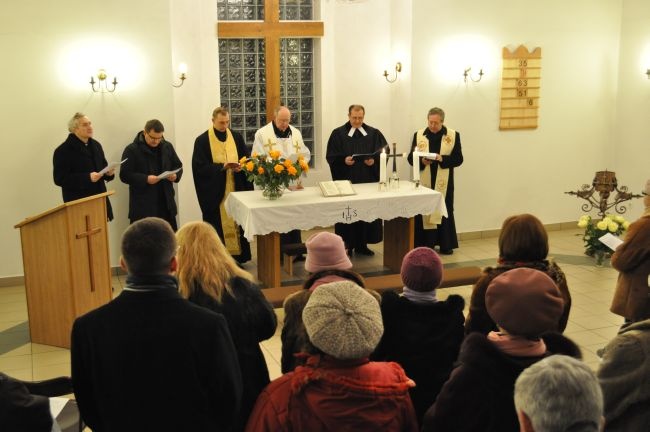 Duchowni i wierni różnych wyznań na modlitwie w płockim zborze