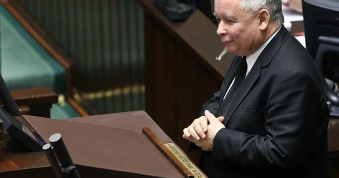 To "kpiny ze społeczeństwa i propaganda"