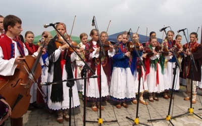 Akcję pomocy i odbudowy kościoła na Stecówce wesprą także "Grojcowianie"