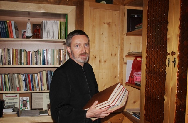 Proboszcz ks. Grzegorz Kotarba z księgami parafialnej kroniki