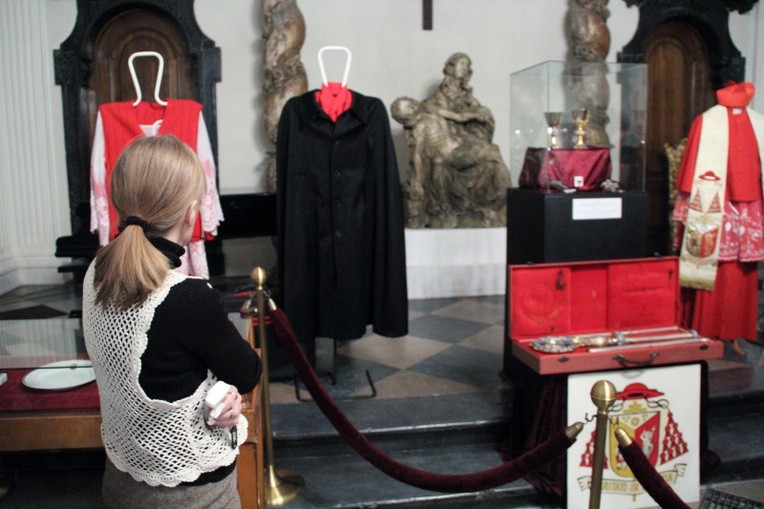 Eksponaty wystawione są w sali barokowej muzeum