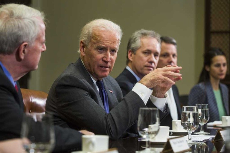 Biden apeluje do Janukowycza