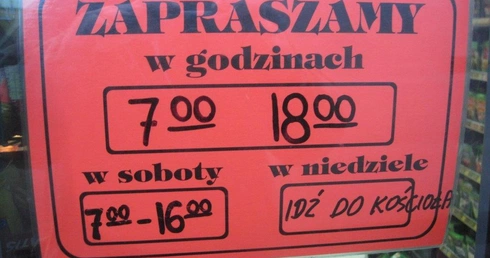 "Idź do kościoła" - zachęca... właściciel sklepu