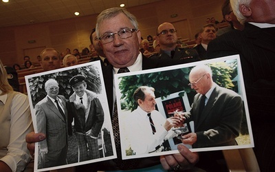 Stefan Gnyś (syn lotnika) pokazuje zdjęcia swojego ojca (w okularach) i Franka Neuberta z 1989 r.