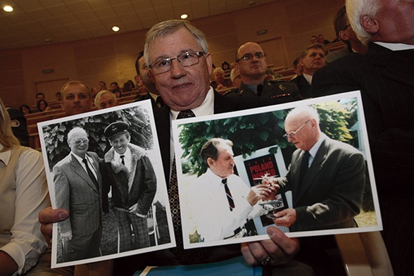 Stefan Gnyś (syn lotnika) pokazuje zdjęcia swojego ojca (w okularach) i Franka Neuberta z 1989 r.
