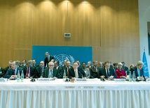 Rokowania w Montreux. Pierwszy z lewej: minister spraw zagranicznych Rosji Siergiej Ławrow. W środku: sekretarz generalny ONZ Ban Ki Moon. Pierwszy z prawej: sekretarz stanu USA John Kerry