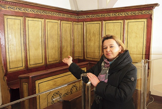 Beata Grzyb pokazuje, gdzie na chórze siadał o. Pio 