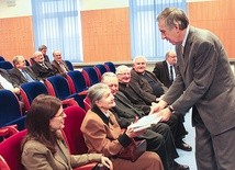 Dr inż. Zbigniew Wysocki przekazuje odnalezioną pracę, napisaną przez prof. Wilibalda Winklera,  jego żonie Teresie