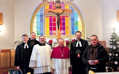  Duchowni dwóch kościołów (od lewej): ks. Henryk Reske, o. Melchizedek Olejok, ks. Eugeniusz Gogoliński, bp Gerard Kusz, ks. Sebastian Mendrok, o. Błażej Goniwiecha 