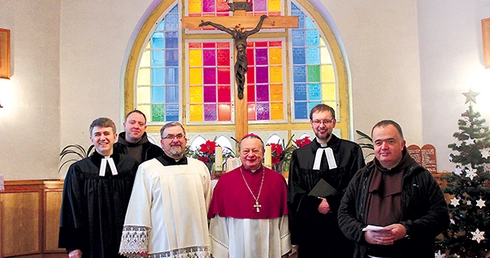  Duchowni dwóch kościołów (od lewej): ks. Henryk Reske, o. Melchizedek Olejok, ks. Eugeniusz Gogoliński, bp Gerard Kusz, ks. Sebastian Mendrok, o. Błażej Goniwiecha 