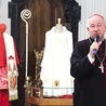 Biskup Andrzej F. Dziuba na tle ekspozycji