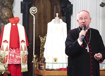 Biskup Andrzej F. Dziuba na tle ekspozycji