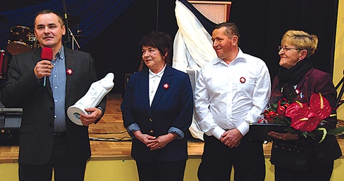  Statuetkę odebrały dzieci wyróżnionej Janiny Ośki z Linowa