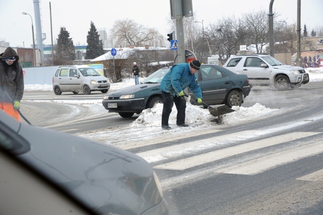 Mrozy i śnieżyce zagrażają życiu