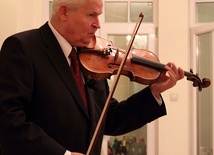 Prof. Artur Milian przeniósł obecnych w świat malowany dźwiękami skrzypiec 