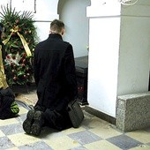 Wielu wiernych skorzystało z okazji, by modlić się przy grobie kardynała