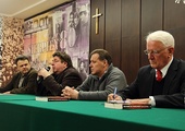 Piotr Semka (drugi z lewej)