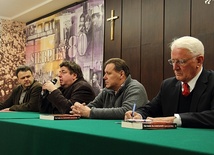 Piotr Semka (drugi z lewej)