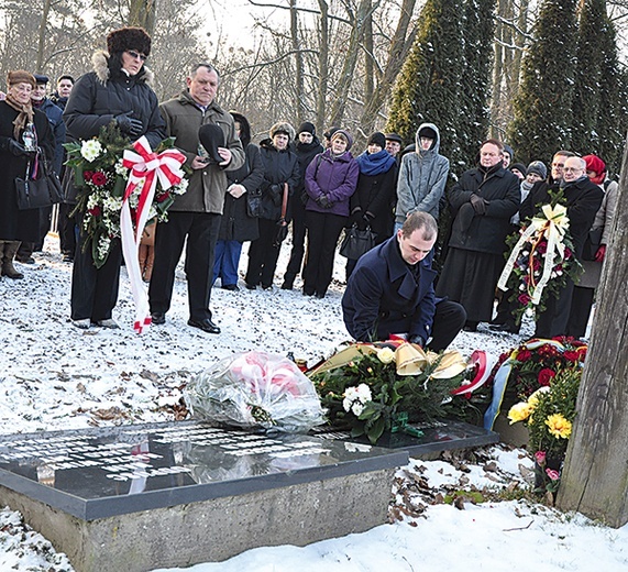 W niedzielę 26 stycznia przedstawiciele różnych organizacji i okoliczni mieszkańcy zapalili znicze w łambinowickim obozie