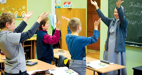  Siostra Chrystiana obecnie uczy w katolickiej szkole podstawowej 
