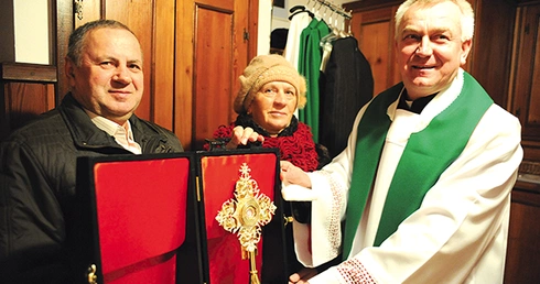  Barbara i Jerzy Baryłkowie są szczęśliwi, że mogli mieć relikwie bł. Jana Pawła II w swoim domu. Oddają je ks. Andrzejowi Tuszyńskiemu, by mogła je zabrać kolejna rodzina