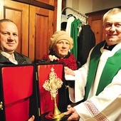  Barbara i Jerzy Baryłkowie są szczęśliwi, że mogli mieć relikwie bł. Jana Pawła II w swoim domu. Oddają je ks. Andrzejowi Tuszyńskiemu, by mogła je zabrać kolejna rodzina