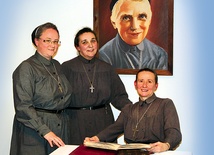 Na zdjęciu: Siostry urszulanki chętnie zaglądają do kronik ich domu. Od lewej s. Marlena Sommer, s. Małgorzata Binkowska, s. Krystyna Lewalska