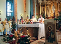  Bp Roman Pindel stanął przy ołtarzu z ks. Stanisławem Jaśkowcem i ks. prał. Zdzisławem Kałwą