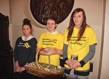  Przy okazji kolędowania uczniowie Zespołu Szkół Gastronomicznych i Handlowych zbierali pieniądze dla bielskiego hospicjum