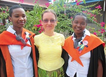 Jola Kazak, doktor matematyki i misjonarka świecka, ze swoimi uczennicami Veroniką i Rehemą – najlepszą absolwentką szkoły