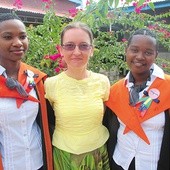 Jola Kazak, doktor matematyki i misjonarka świecka, ze swoimi uczennicami Veroniką i Rehemą – najlepszą absolwentką szkoły