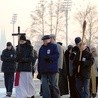 Modlitwa w drodze. W tle wieże bazyliki św. Antoniego i stadion, na którym w 1945 r. zamarzło lub zostało zastrzelonych przez Niemców 385 osób