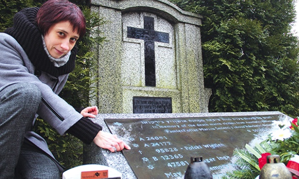Nauczycielka historii Iwona Barchańska przy grobie ofiar Marszu Śmierci w Świerklanach