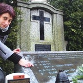 Nauczycielka historii Iwona Barchańska przy grobie ofiar Marszu Śmierci w Świerklanach