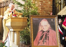  – „Niech będzie pochwalony Jezus Chrystus” – tym pozdrowieniem bp Wilhelm zawsze nas pozdrawiał. Dzisiaj my pozdrawiamy sługę Bożego bp. Wilhelma Plutę: „Niech będzie pochwalony Jezus Chrystus” – mówił w kazaniu ks. dr Henryk Dworak, wieloletni rektor paradyskiego seminarium