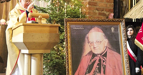  – „Niech będzie pochwalony Jezus Chrystus” – tym pozdrowieniem bp Wilhelm zawsze nas pozdrawiał. Dzisiaj my pozdrawiamy sługę Bożego bp. Wilhelma Plutę: „Niech będzie pochwalony Jezus Chrystus” – mówił w kazaniu ks. dr Henryk Dworak, wieloletni rektor paradyskiego seminarium