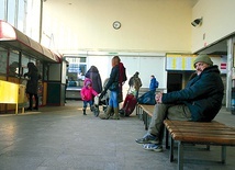W Płocku całodobowo, z powodu silnych mrozów, bezdomni mogą się schronić w budynku dworca PKP