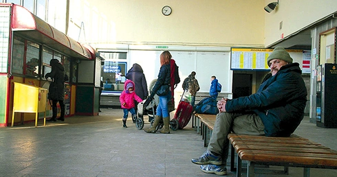 W Płocku całodobowo, z powodu silnych mrozów, bezdomni mogą się schronić w budynku dworca PKP