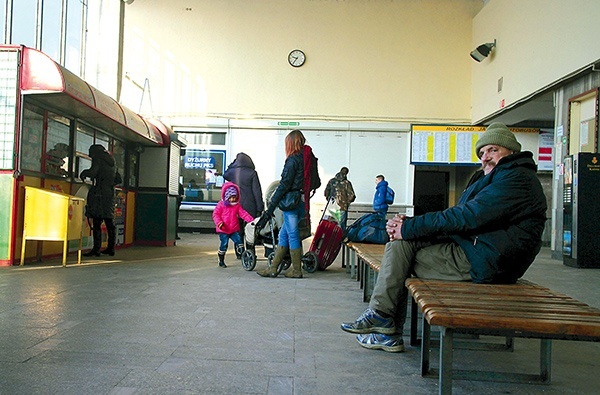 W Płocku całodobowo, z powodu silnych mrozów, bezdomni mogą się schronić w budynku dworca PKP