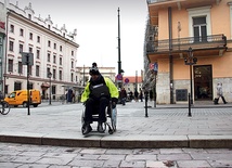  Dopiero jadąc na wózku, dostrzegłem różnicę między brukiem a gładkim asfaltem