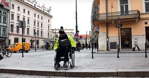  Dopiero jadąc na wózku, dostrzegłem różnicę między brukiem a gładkim asfaltem