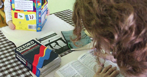   Zajęcia łączą to, co przyjemne, z pożytecznym. Oprócz korzyści naukowych są okazją  do nawiązania nowych znajomości zarówno przez mamy,  jak i przez dzieci