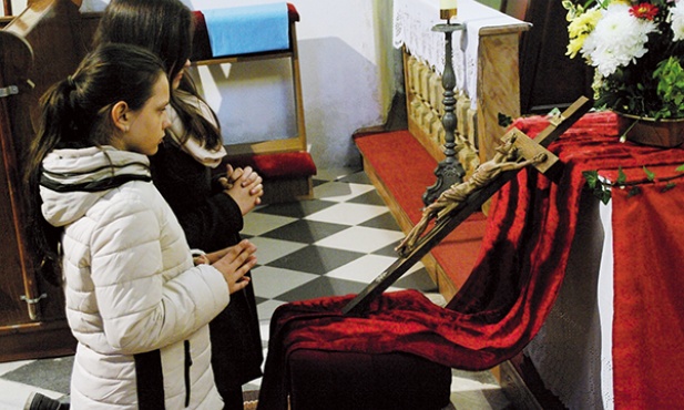  Modlitwa przy krzyżu w Bożnowicach