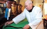  Roman Klimaszewski na co dzień służy w kościele od rana  do Mszy św. o 12.00