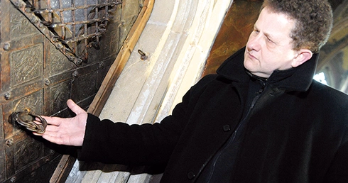 Mariusz Barcicki martwi się  złym stanem gotyckich drzwi biblioteki jezuitów