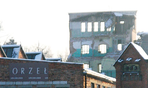  Zniszczenia zabytkowego budynku są znaczne. Być może uda się jednak uratować najstarszą część fabryki