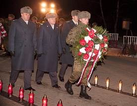 W uroczystościach rocznicowych wzięli udział żołnierze, przedstawiciele władz samorządowych, członkowie rodzin i przyjaciele poległych lotników